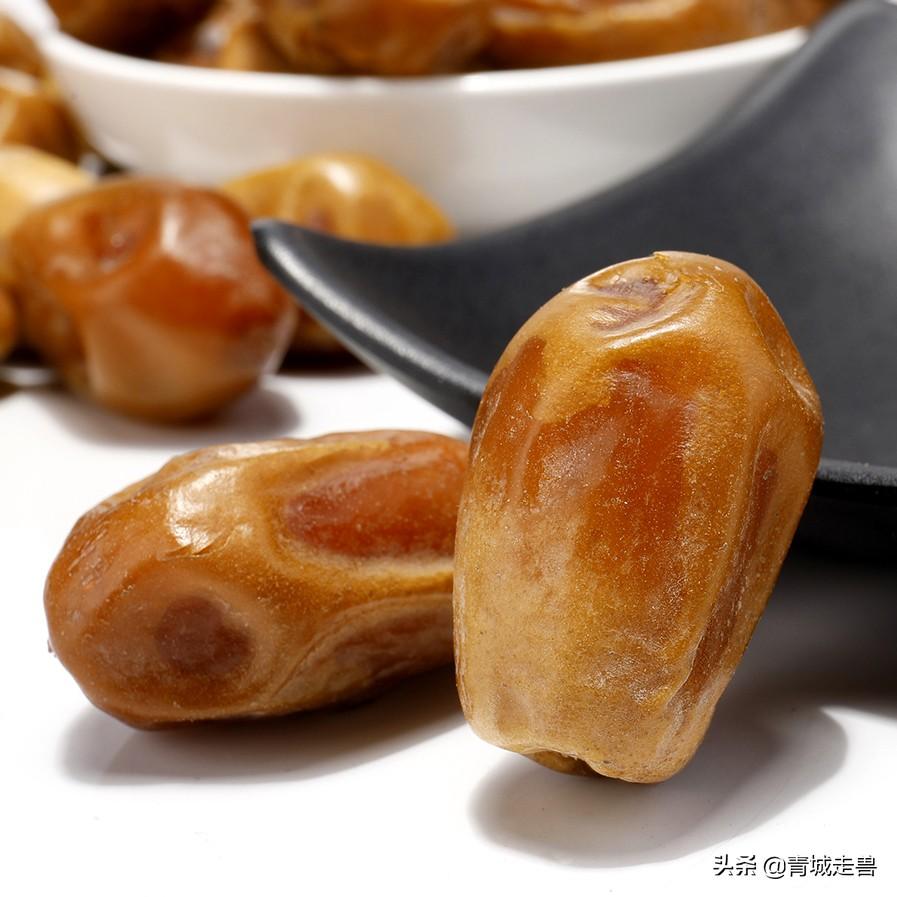 黑桑葚干泡水喝补硒吗（桑葚干补黑色素吗）-硒宝网