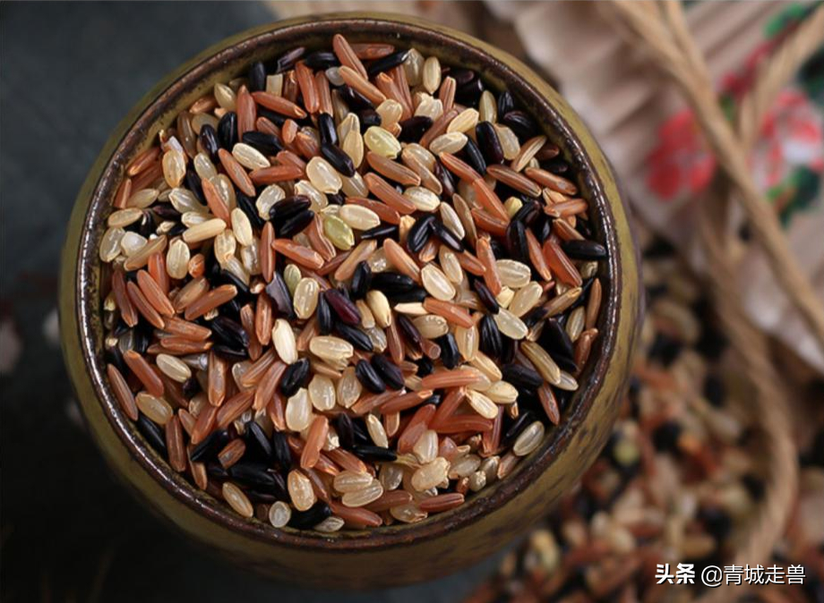 黑桑葚干泡水喝补硒吗（桑葚干补黑色素吗）-硒宝网