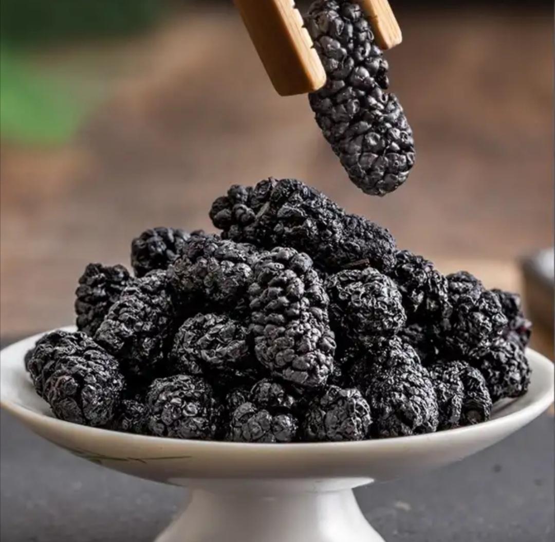 黑桑葚干泡水喝补硒吗(喝黑桑葚干水有什么好处)-硒宝网