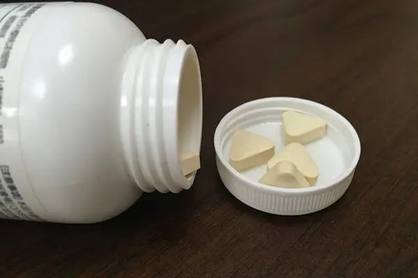 骨折补钙吃什么钙片好(骨折补钙吃钙片好不好)-硒宝网