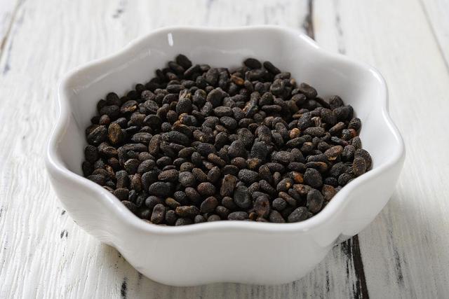 补铁的药吃了大便变黑（大便药变黑吃补铁片有用吗）-硒宝网