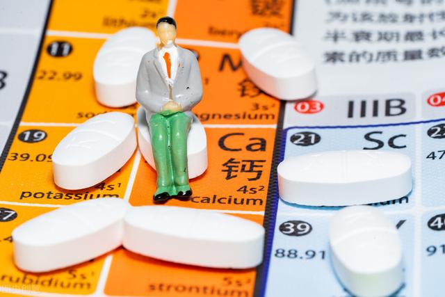 小孩子什么时候补钙最好（补钙时候好孩子小便发黄）-硒宝网