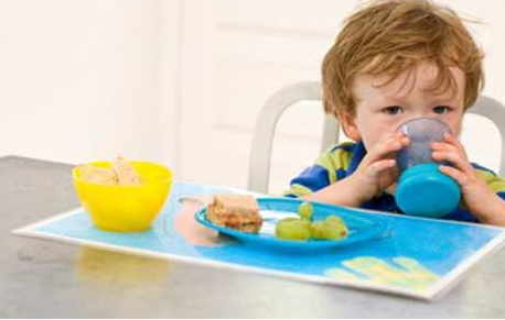 宝宝吃什么补钙最快最好(宝宝补钙食补好还是钙片好)-硒宝网