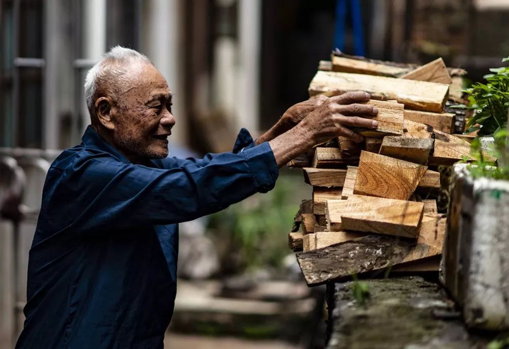 80岁以上老人补硒多少(老人补硒的危害)-硒宝网