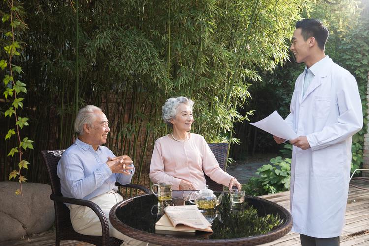 老人怎样补硒（大蒜硒元素作用）-硒宝网