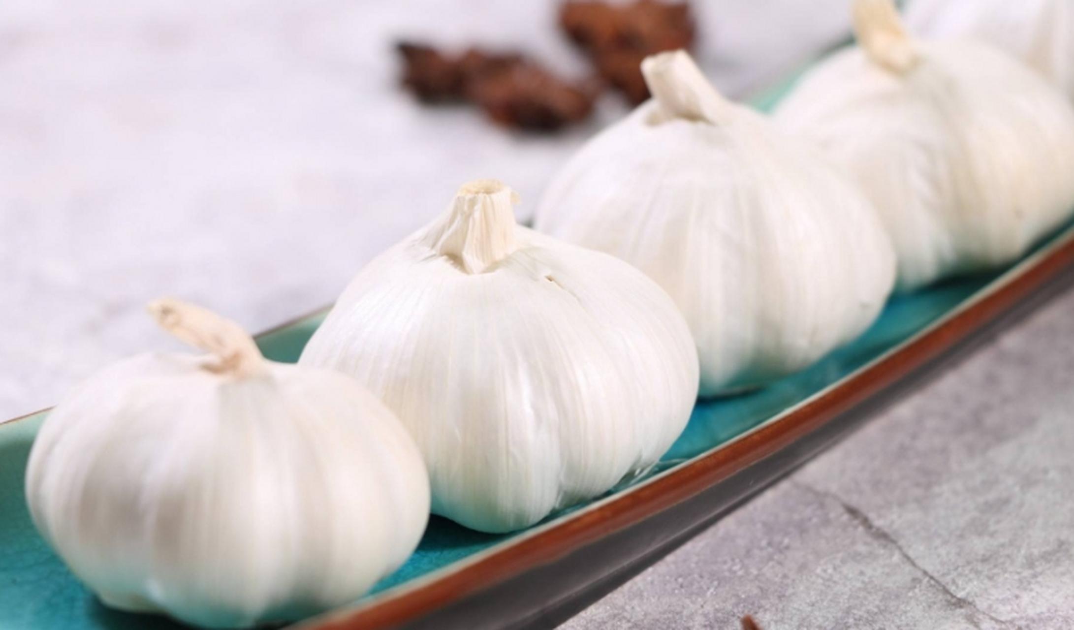 老人怎样补硒（大蒜硒元素作用）-硒宝网