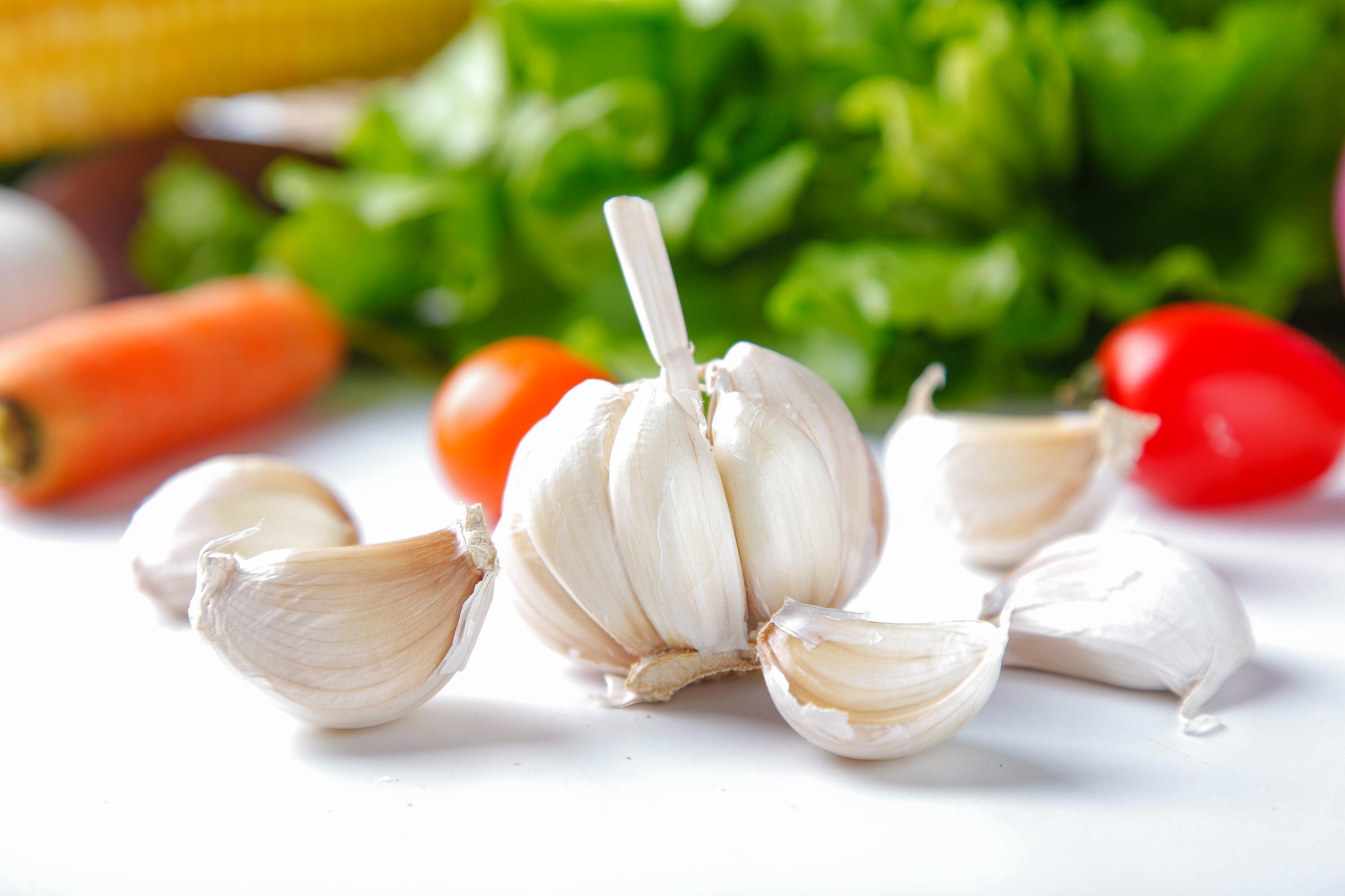 老人怎样补硒（大蒜硒元素作用）-硒宝网