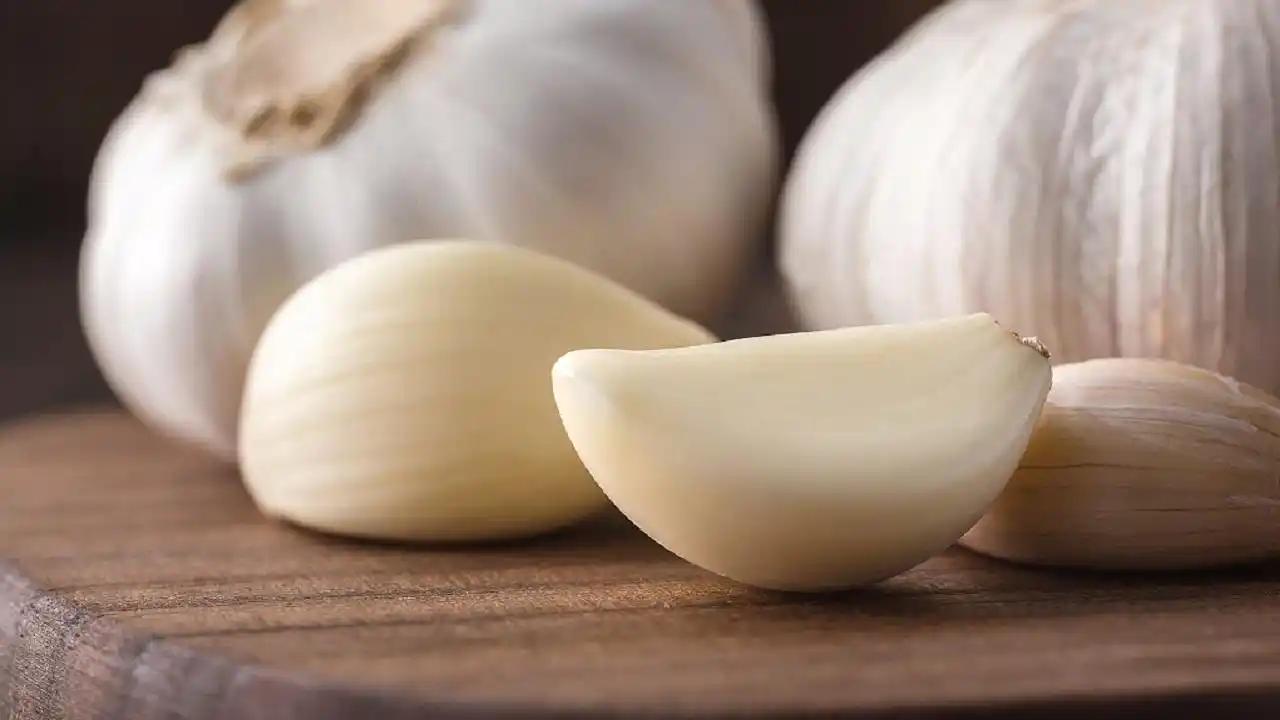 老人怎样补硒（大蒜硒元素作用）-硒宝网